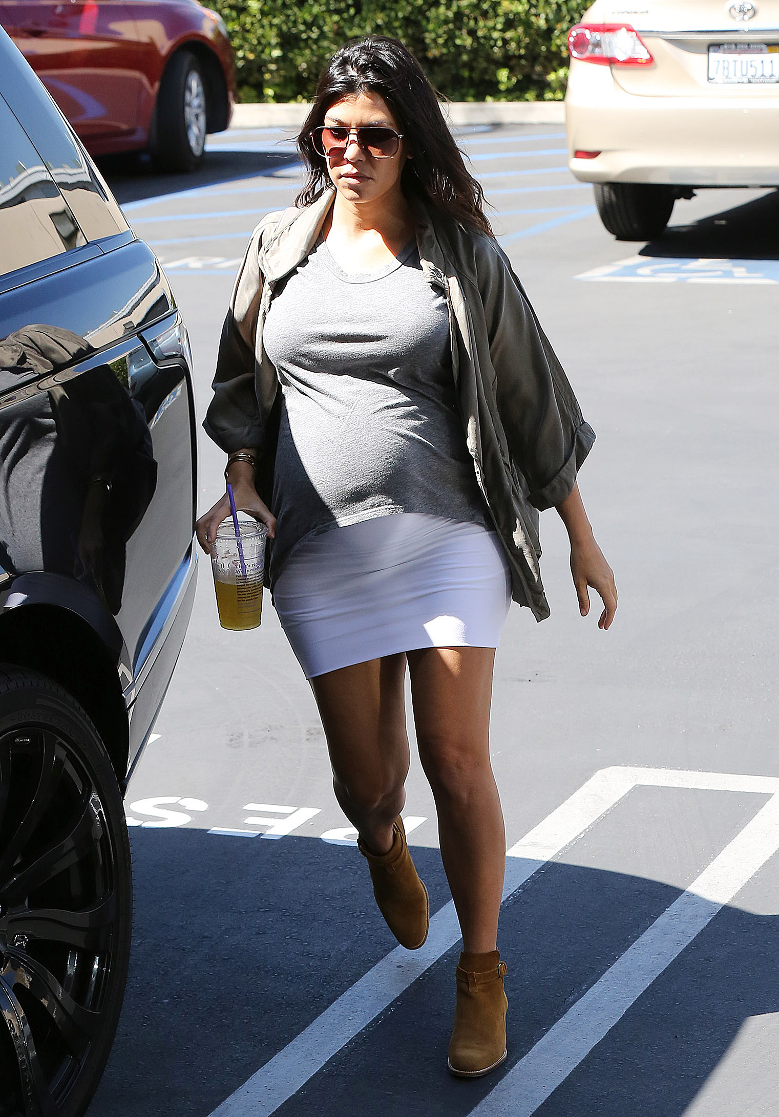 Kourtney Kardashians Baby Bump Kendall In Milan Photos Global Grind