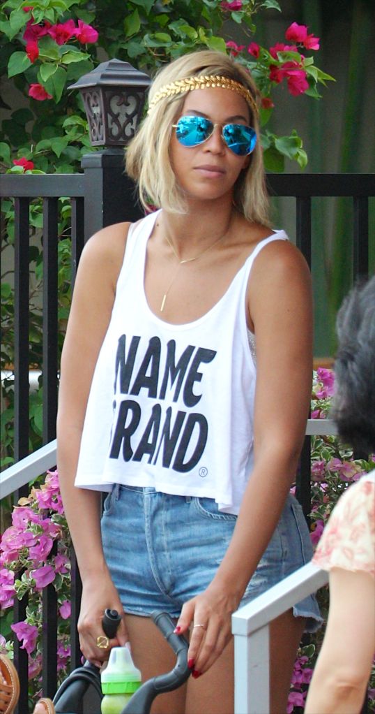 Beyonce shows off her new hair extensions in Miami