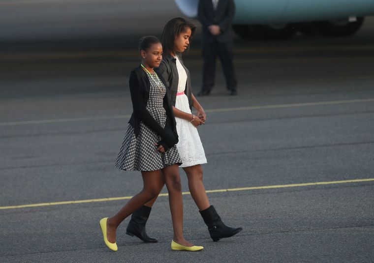 Sasha and Malia Leave Air Force One