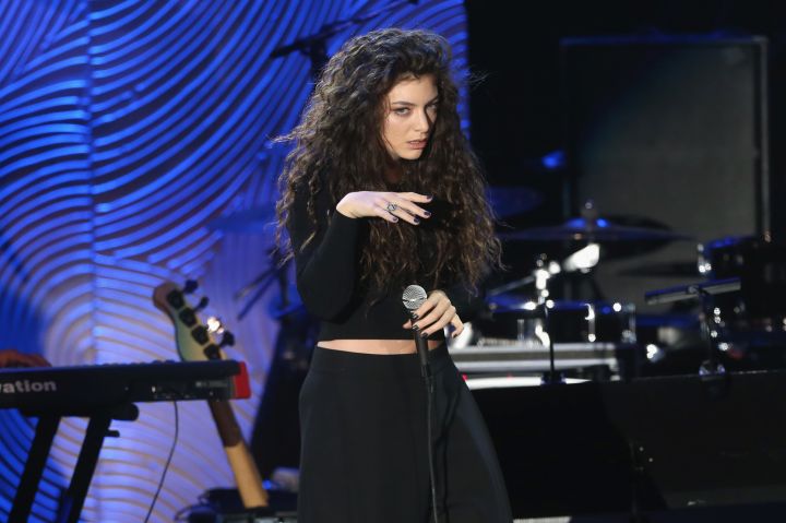 Lorde Performing “Royals.”