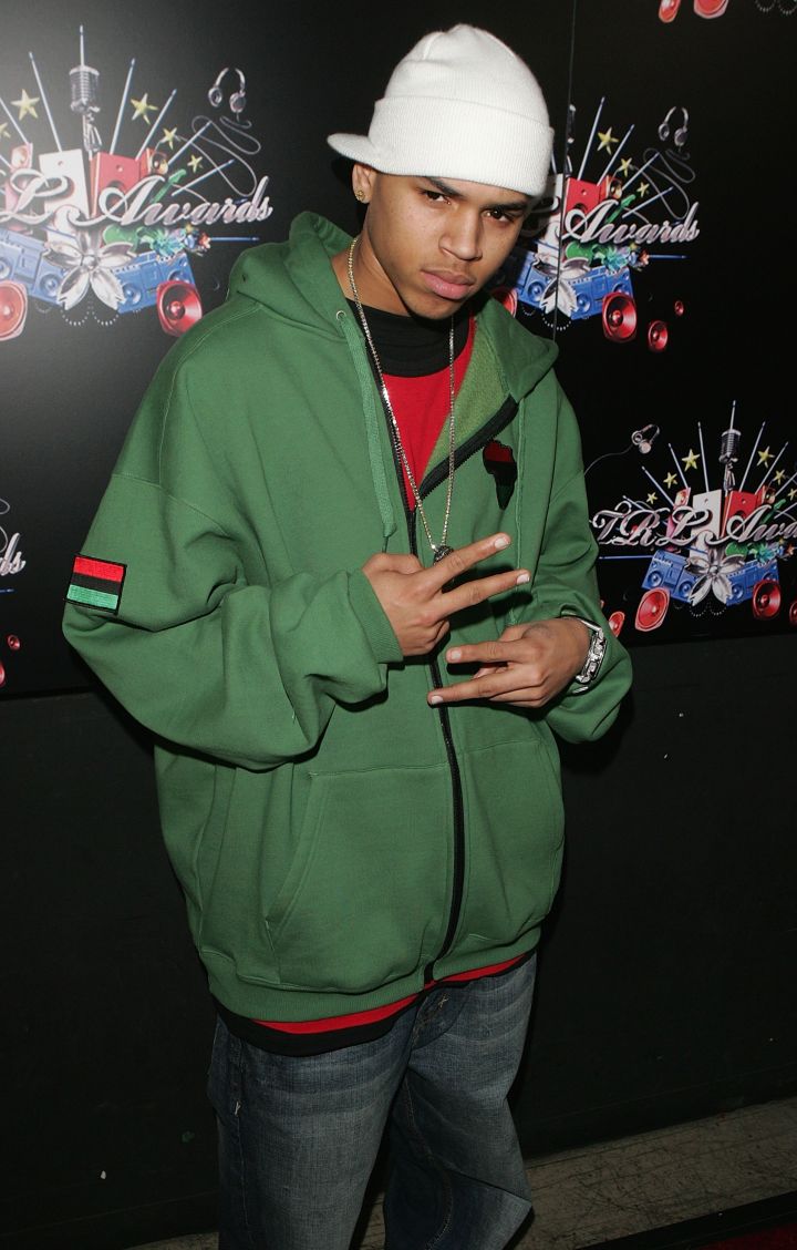 Chris rocks an oversized hoodie and backwards hat while throwing up double peace signs at the 4th Annual TRL Awards.