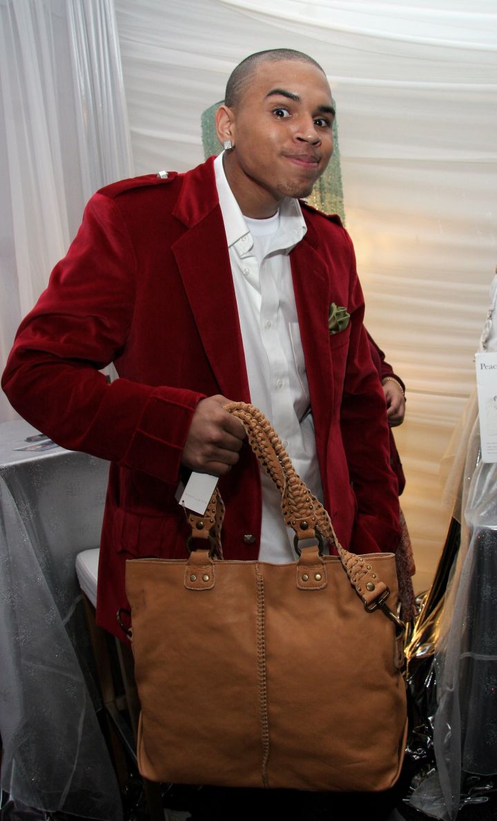 LMAO, here’s a picture we’ll never forget. Chris poses backstage at the 2006 AMAs.