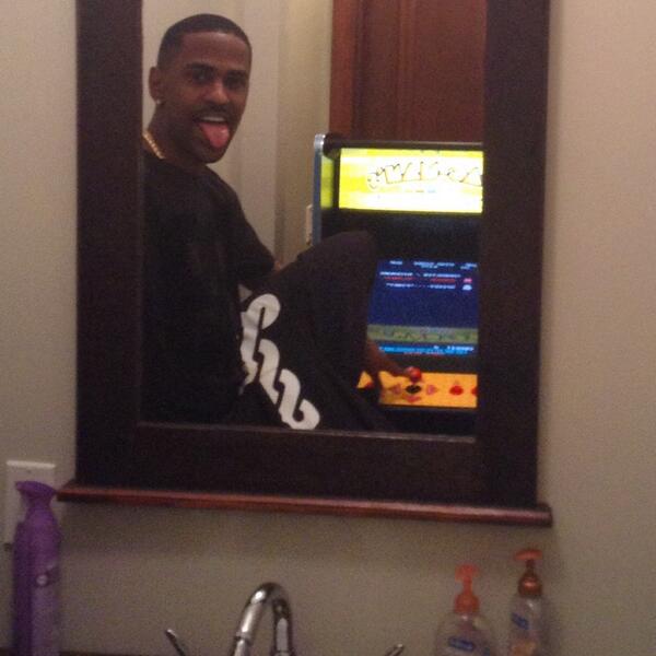 Big Sean competes In #selfieolympics