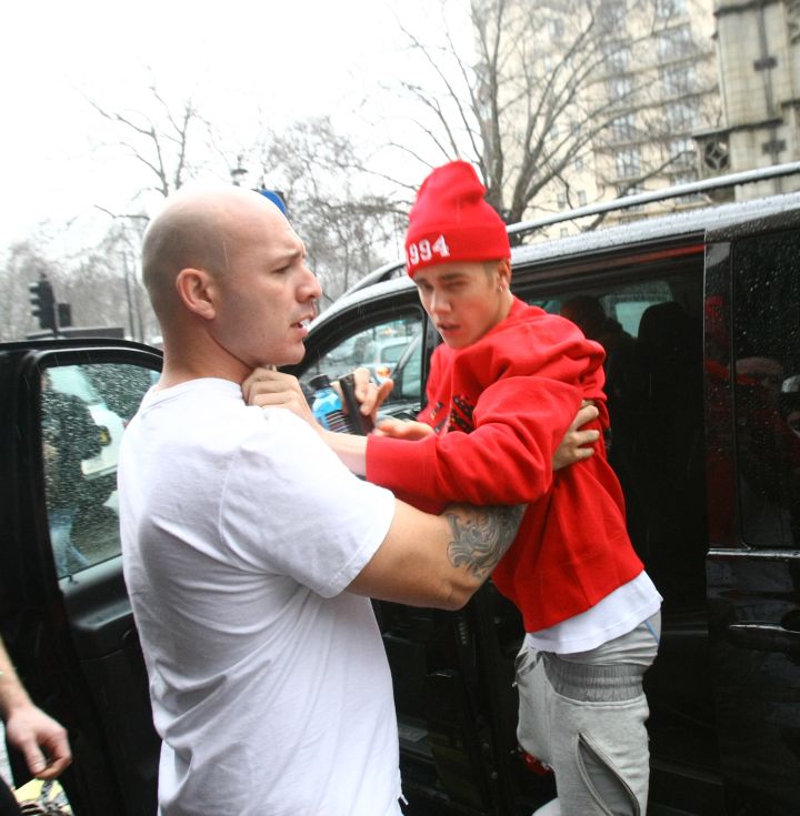 Bieber Attempting To Fight The Paps.