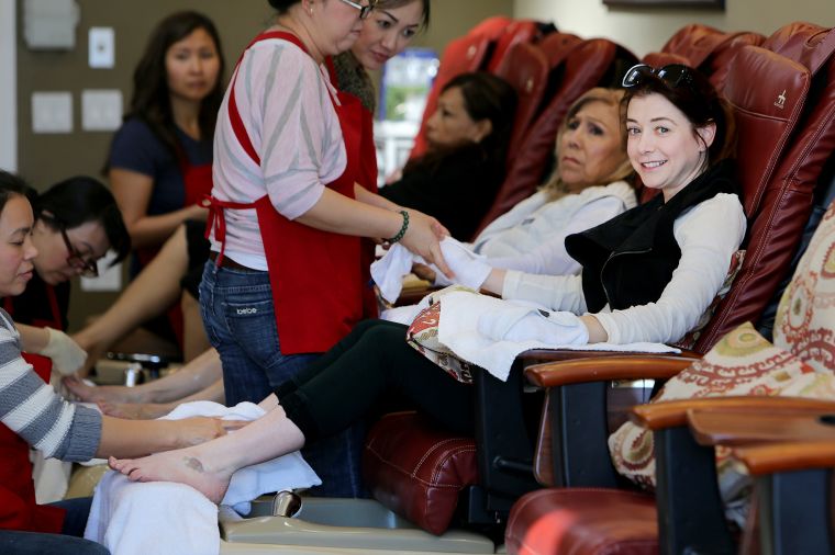 “How I Met Your Mother” star Alyson Hannigan takes a little time for some R&R, treating herself to a pedicure.