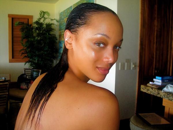 Tyra Banks tweeted a bare photo showing off her real hair with no makeup