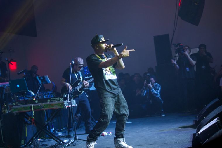 Nas performing.