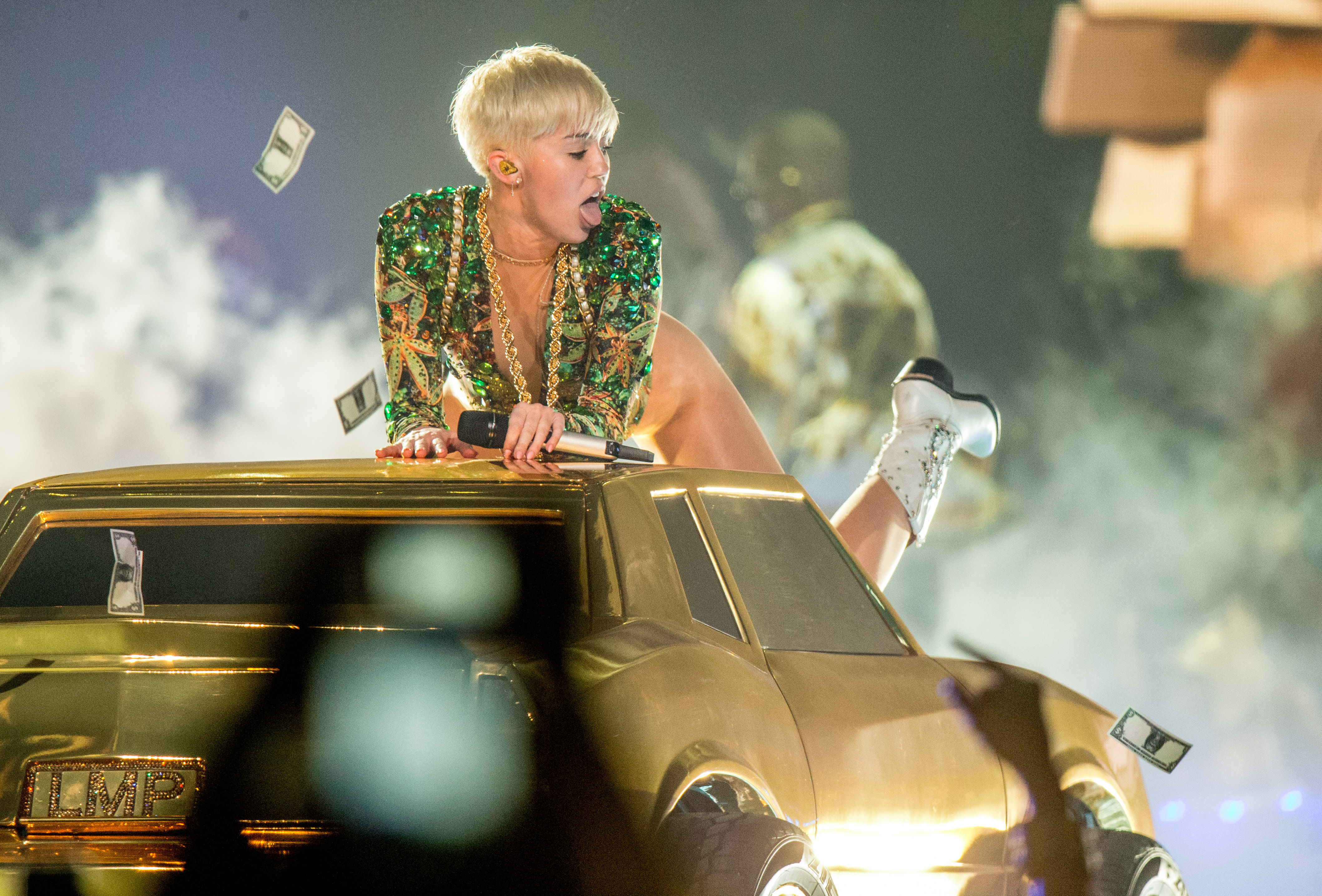 miley cyrus bangerz tour performance