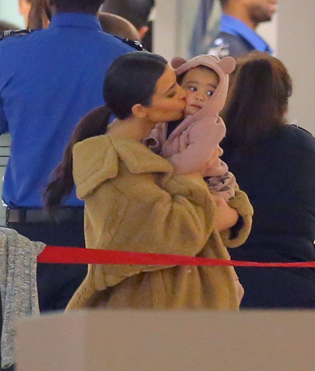 kim kardashian kissing daughter north west jfk airport 2014