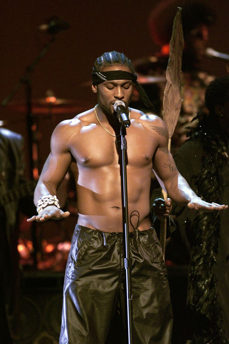 D’Angelo Performing At The 2000 MTV Movie Awards.
