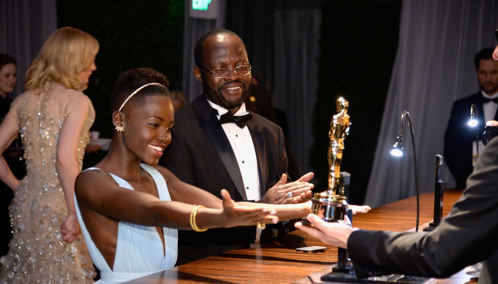 lupita nyongo 2014 oscars winner after party