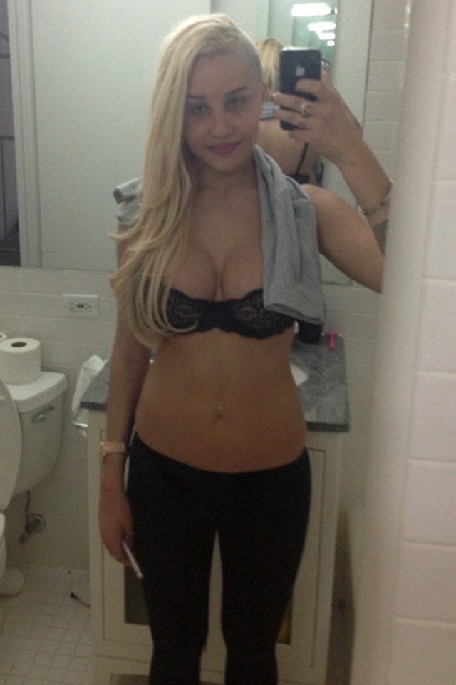 Amanda Bynes showing off her bod.