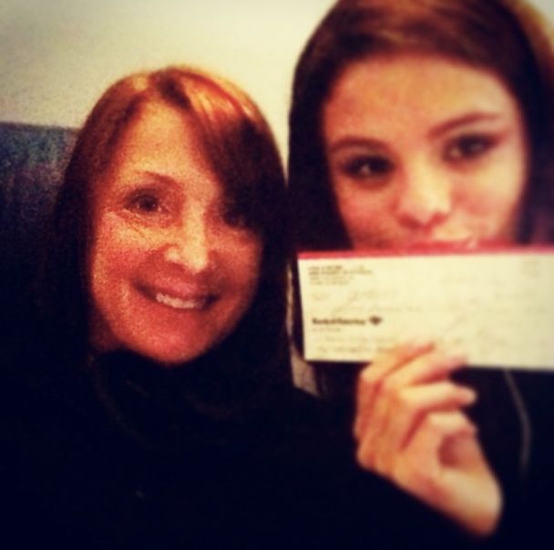 Selena Gomez with a random woman who donated to UNICEF during her flight delay.