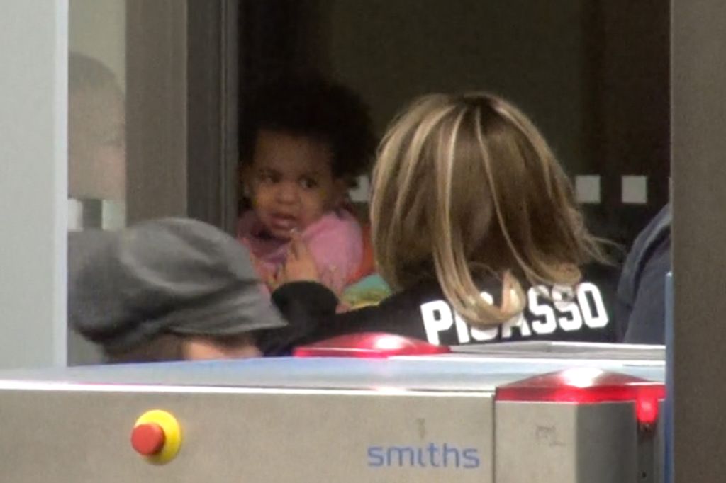 blue ivy carter crying germany airport beyonce jay z