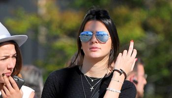 kendall jenner middle finger flipping off paparazzi