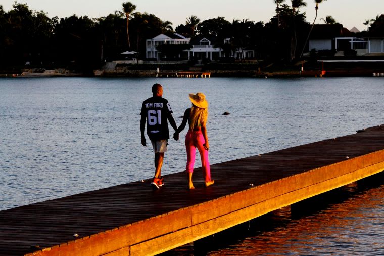While on vacation, the two take a romantic stroll that has us in awe of the beautiful scenery and of course, Bey’s booty. Jay’s a lucky man!
