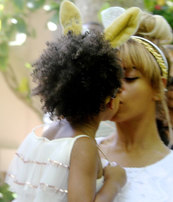Beyonce shares a kiss with Blue.