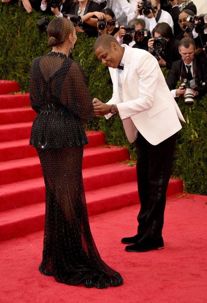 Jay returns his wife’s lost ring in an adorable proposal-style moment on the 2014 Met Gala red carpet.