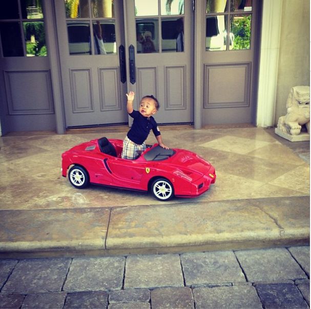 King Cairo waving bye to his adoring fans.