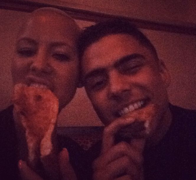 Amber Rose eats some pizza with Quincy.
