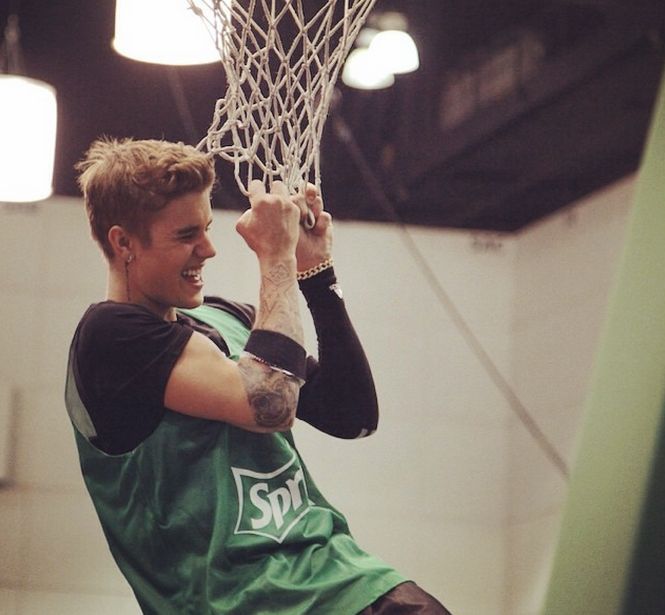 Justin Bieber gets some hang time