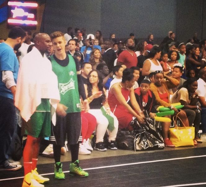 Floyd Mayweather and Justin Bieber chop it up on the sidelines