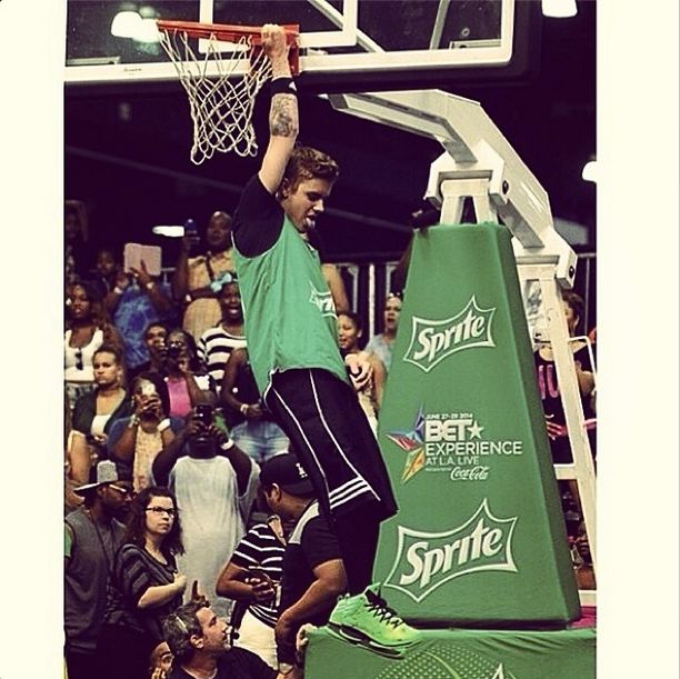 Justin Bieber gets some hang time