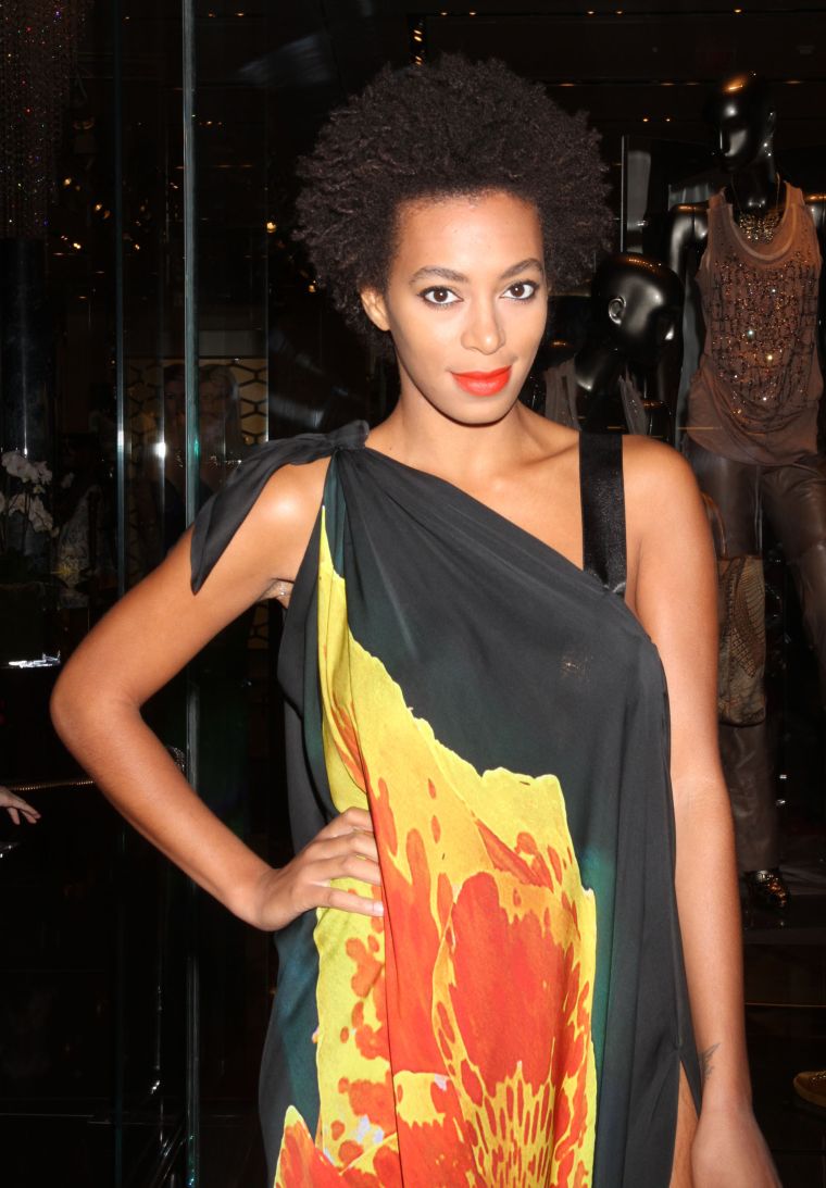 With the ‘fro, we get to see how gorgeous her face really is.