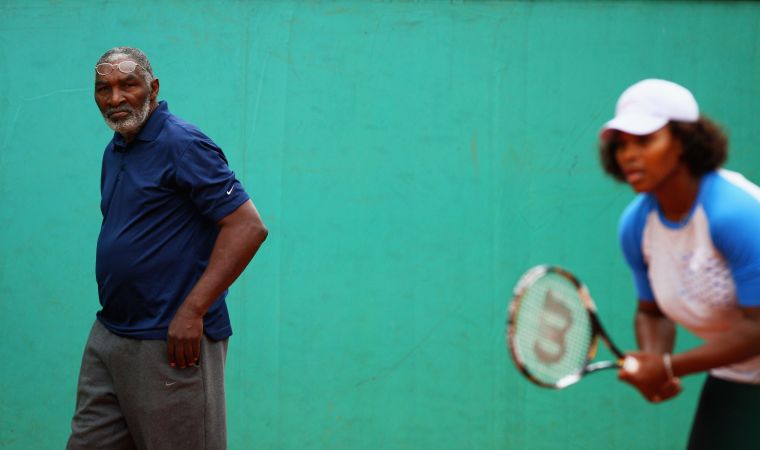 Richard watches on as Serena practices in a short ‘do in 2009.