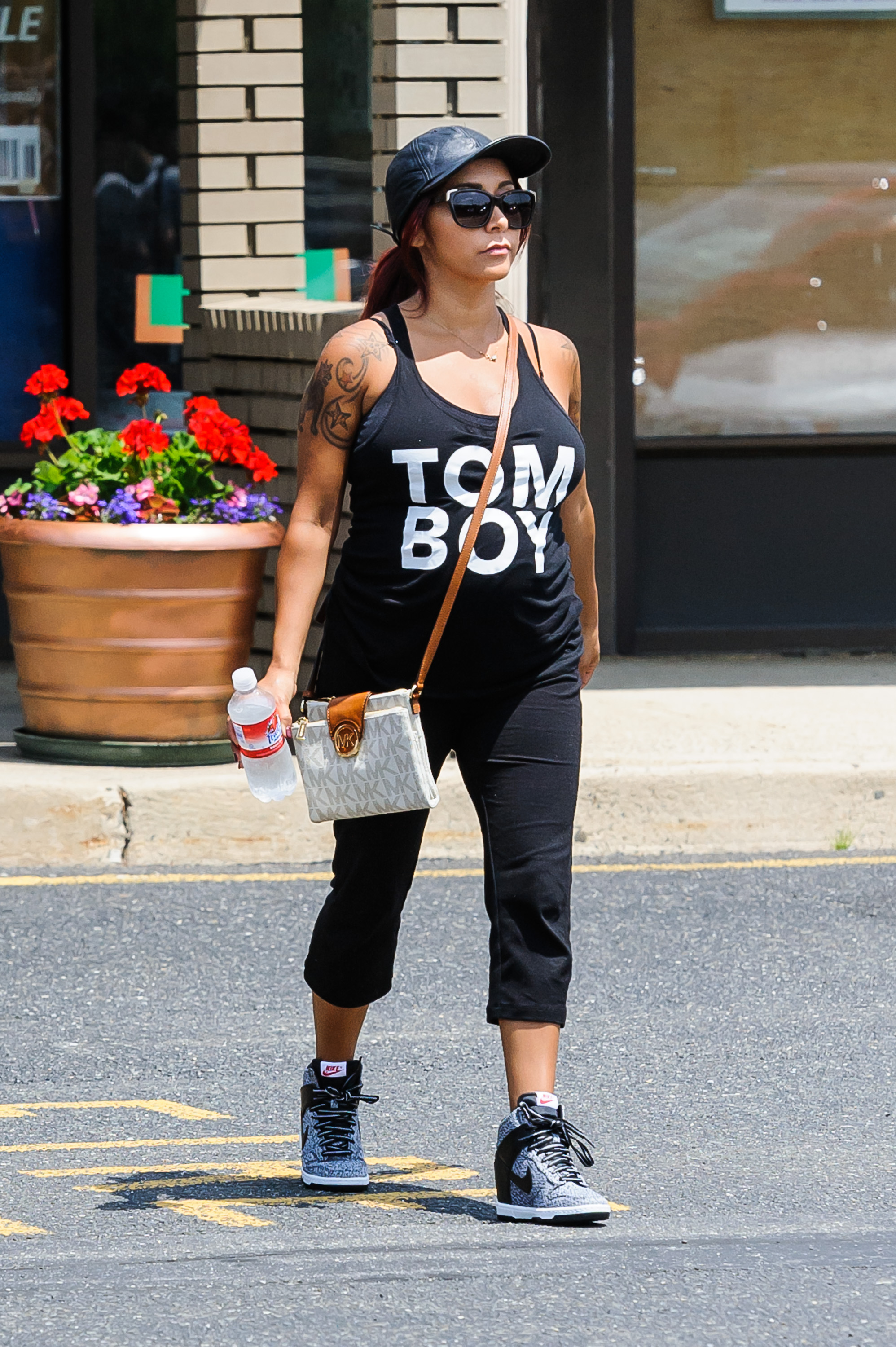Snooki'S Baby Bump Makes A Surprise Appearance - ay7f7qi