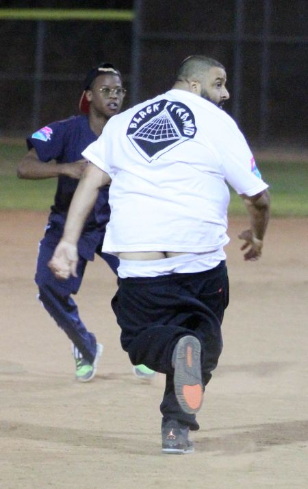 Oops! DJ Khaled’s pants fell down during the game!