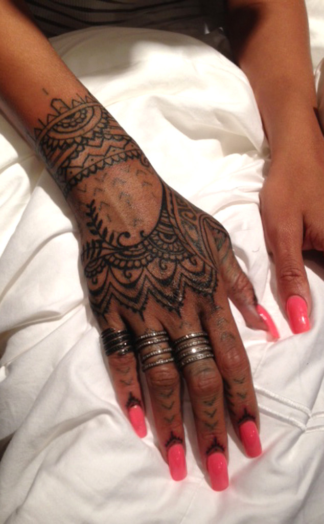 Henna tattoos may never go out of style. Hi, Rihanna.