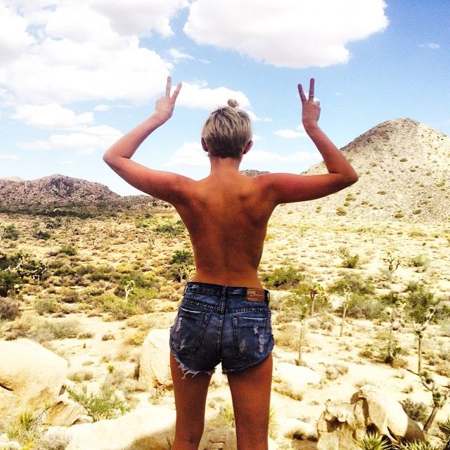 Chucking her deuces up.