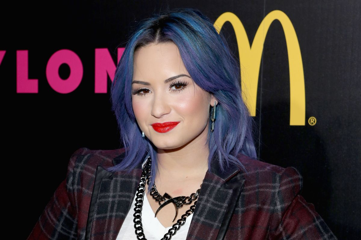 Demi Lovato's Blue Hair Evolution - wide 10