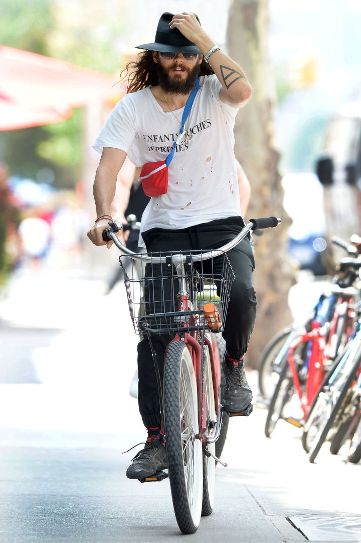 The hair god Jared Leto rode a bicycle on the sidewalk with a friend in Manhattan – and made sure his hat didn’t fly away.