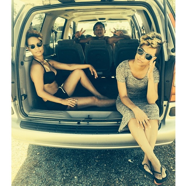 Jas and Ness kickin’ it with their younger siblings in Cali.