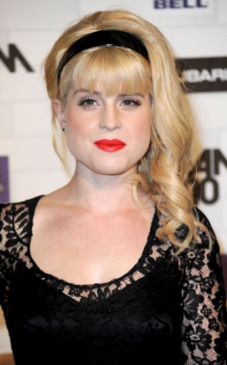 Kelly killed the red carpet when she debuted her long, blonde, banged ‘do.