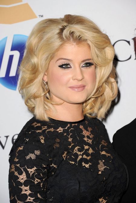 Kelly is channeling her inner Marilyn Monroe, and she looks great.