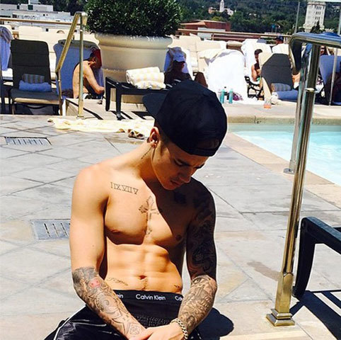 Toned and Tatted. Justin Bieber flaunts his body with an accent of Calvin Klein briefs.