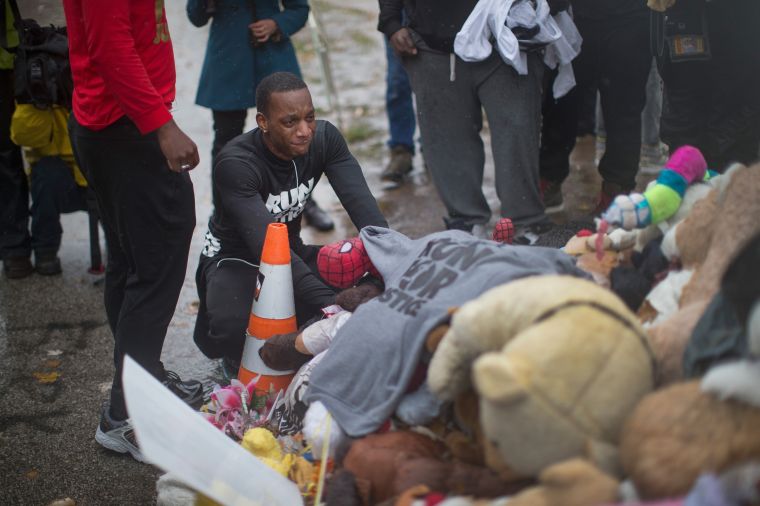 Londrelle Hall arrives at Michael Brown’s Memorial after running 540 miles to Ferguson from Atlanta with friend Ray Mills.