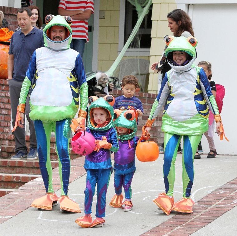 Alyson Hannigan and her family go out trick-or-treating as frogs.