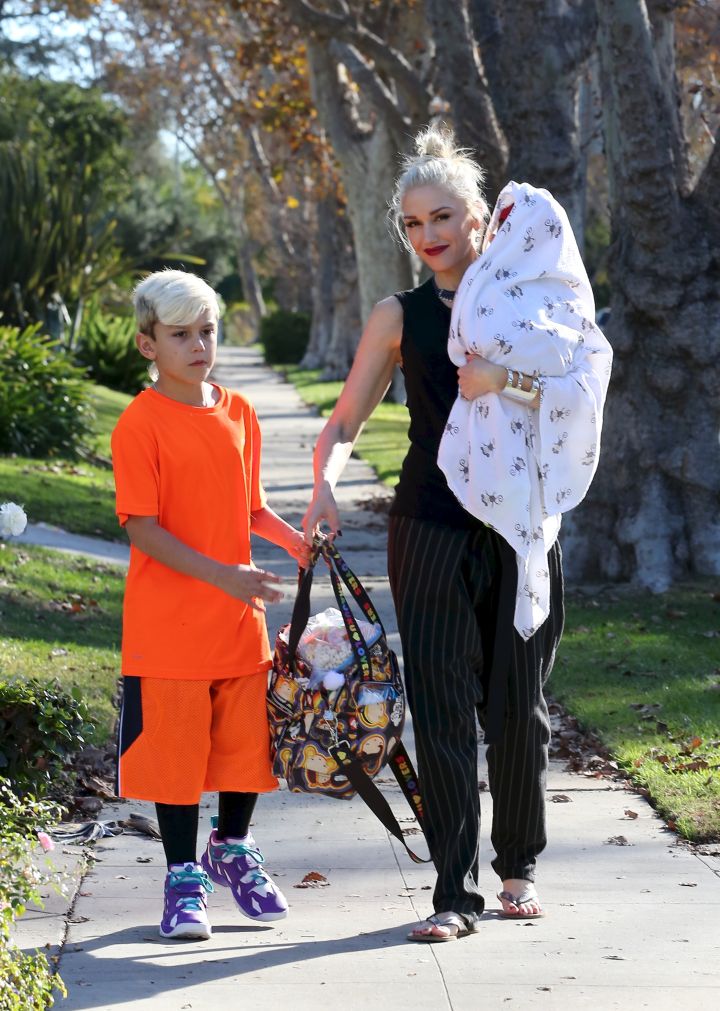 Gwen Stefani and her family head to her parents’ house for Thanksgiving in Los Angeles, CA.
