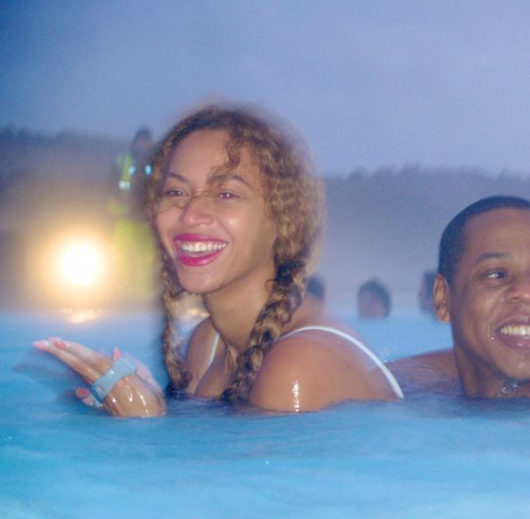 Bey and her hubby slip away for some relaxing time in the resort’s hot tub.