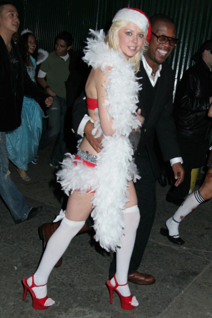 Tara Reid showed us how the party girls dress in the North Pole.