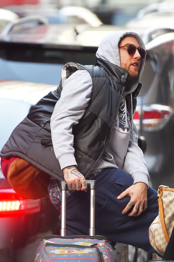 Mac Miller was spotted kicking back in Soho. Where’s his jacket tho?
