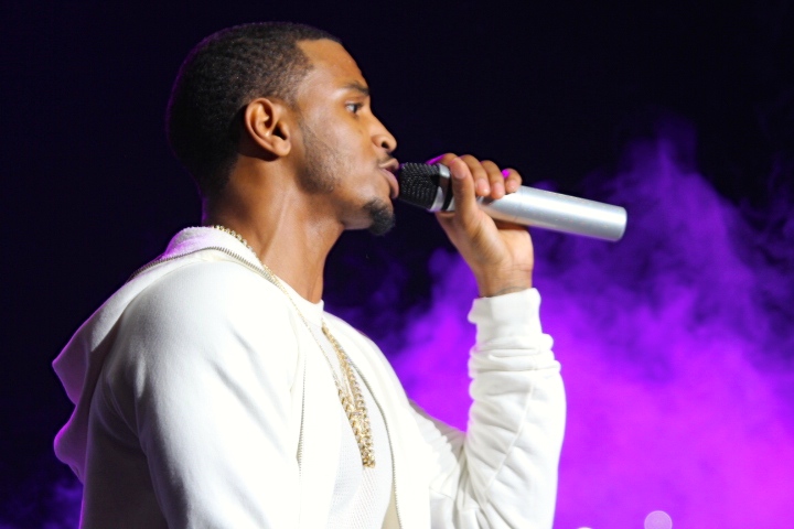 Trey Songz sings to the ladies at Power 106’s Cali Christmas concert.