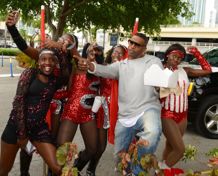 Jamie Foxx posed with the kids during the “Annie” Miami Walk Of Fame Ceremony at Bayside Marketplace.