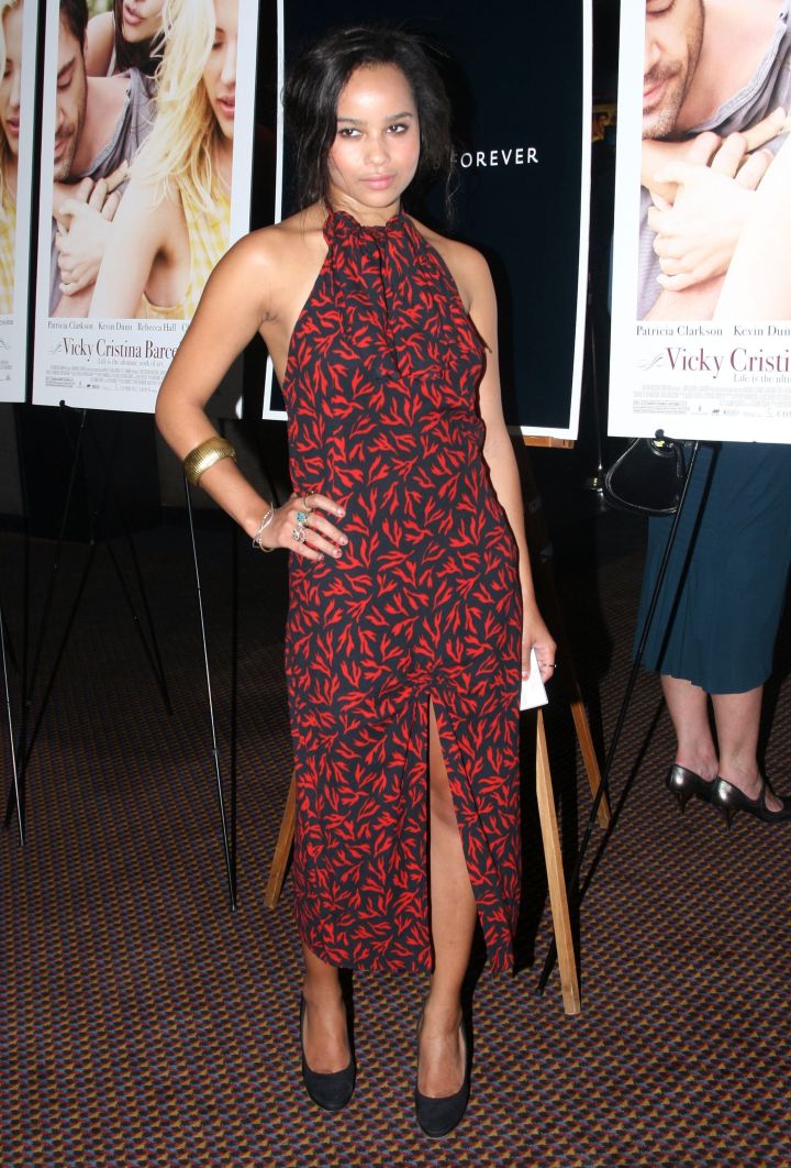 Zoe rocks bold print and a slit on the red carpet.