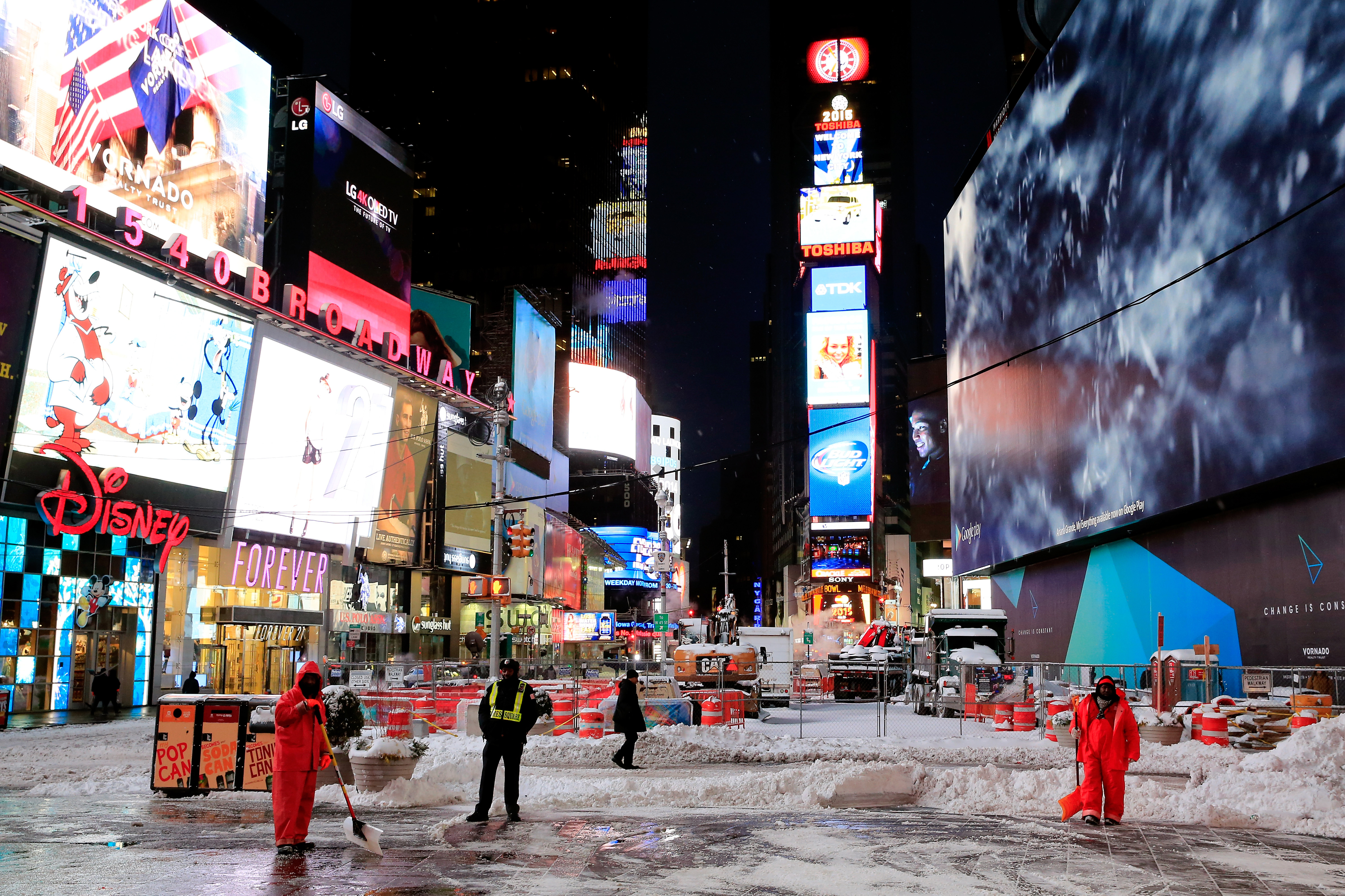 Blizzard Of 2015 Spares NYC, New England Gets Snowed In (DETAILS