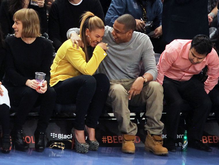 Jay makes his wifey laugh at a Knicks game.
